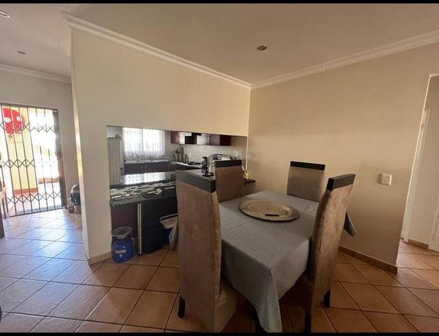 2 BEDROOM TOWNHOUSE FOR SALE IN KENLEAF